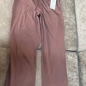 BNWT Lululemon Straight-Leg Mid-Rise
Pant *Luxtreme